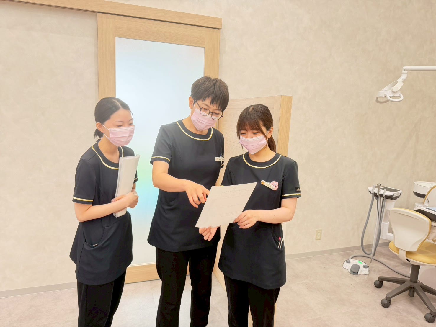 診療内容を確認する三人のスタッフ