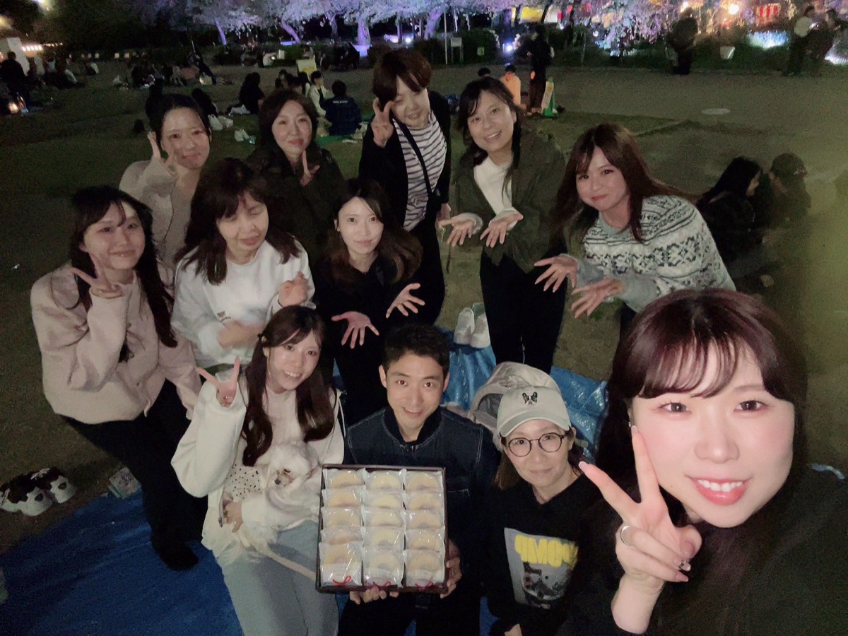 スタッフ全員でお花見を楽しんでいる様子